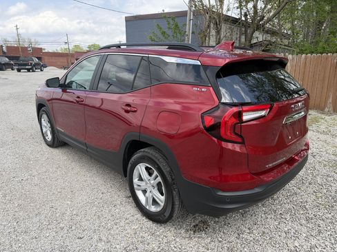 Used 2024 GMC Terrain SLE w/ Driver Convenience Package image 3