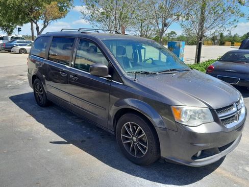 Used 2017 Dodge Grand Caravan SXT FWD image 1