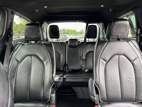 Used 2025 Chrysler Pacifica Limited FWD image 43