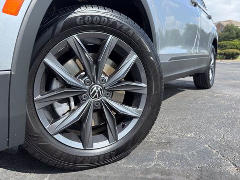 Used 2022 Volkswagen Tiguan SE FWD image 5