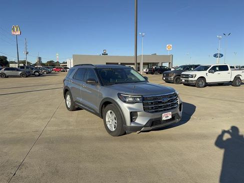 Used 2025 Ford Explorer Active image 2