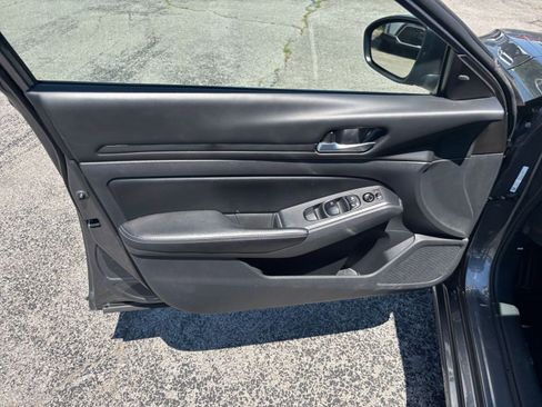 Used 2025 Nissan Altima 2.5 SV FWD image 18