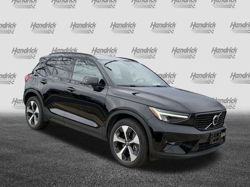 Used 2025 Volvo XC40 B5 Plus image 2