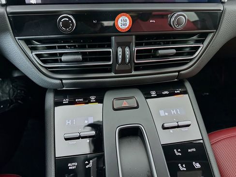 Used 2025 Porsche Macan image 18