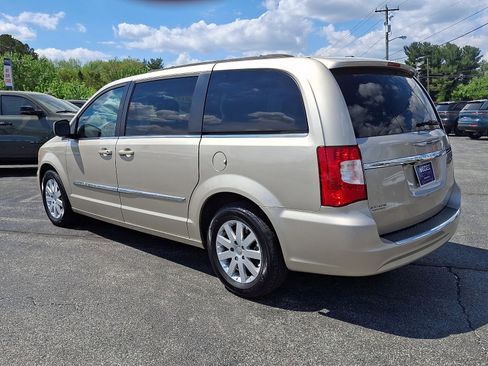 Used 2014 Chrysler Town & Country Touring image 4