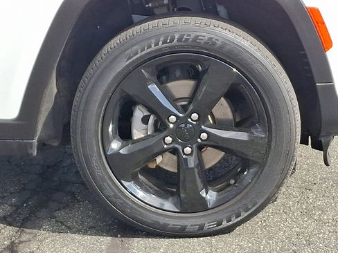 Used 2023 Jeep Grand Cherokee Altitude AWD/4WD image 8