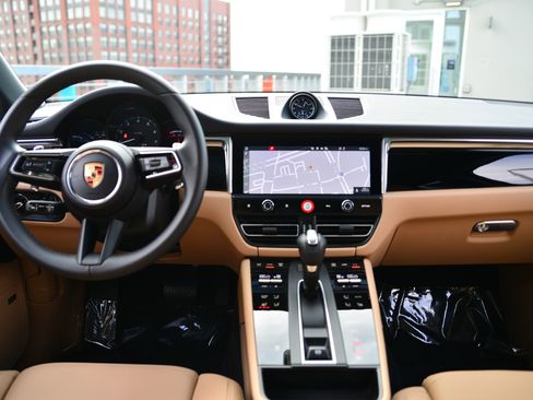 Certified 2025 Porsche Macan image 16