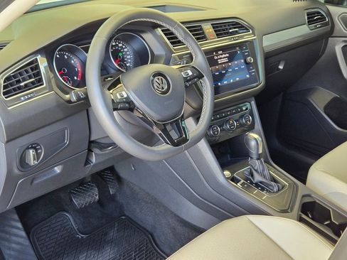 Used 2021 Volkswagen Tiguan SE w/ Panoramic Sunroof Package image 11
