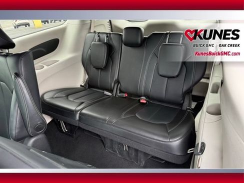 Used 2024 Chrysler Pacifica Limited FWD image 21