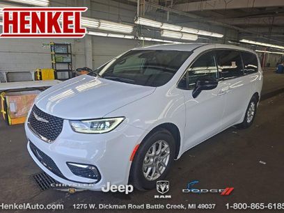 Used 2025 Chrysler Pacifica Select