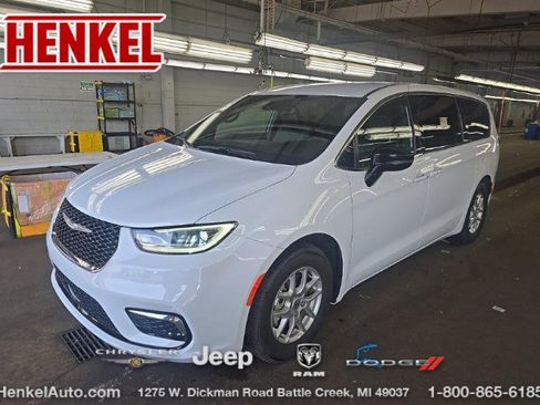 Used 2025 Chrysler Pacifica Select FWD image 1