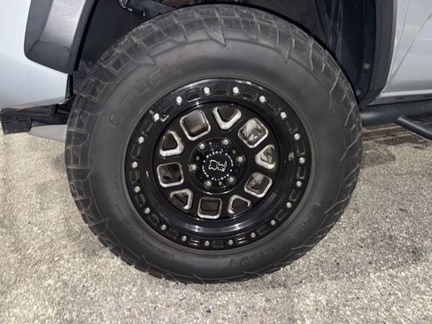 Used 2019 Toyota Tacoma TRD Off-Road image 6