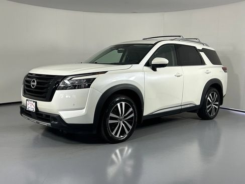 Used 2024 Nissan Pathfinder Platinum AWD/4WD image 3