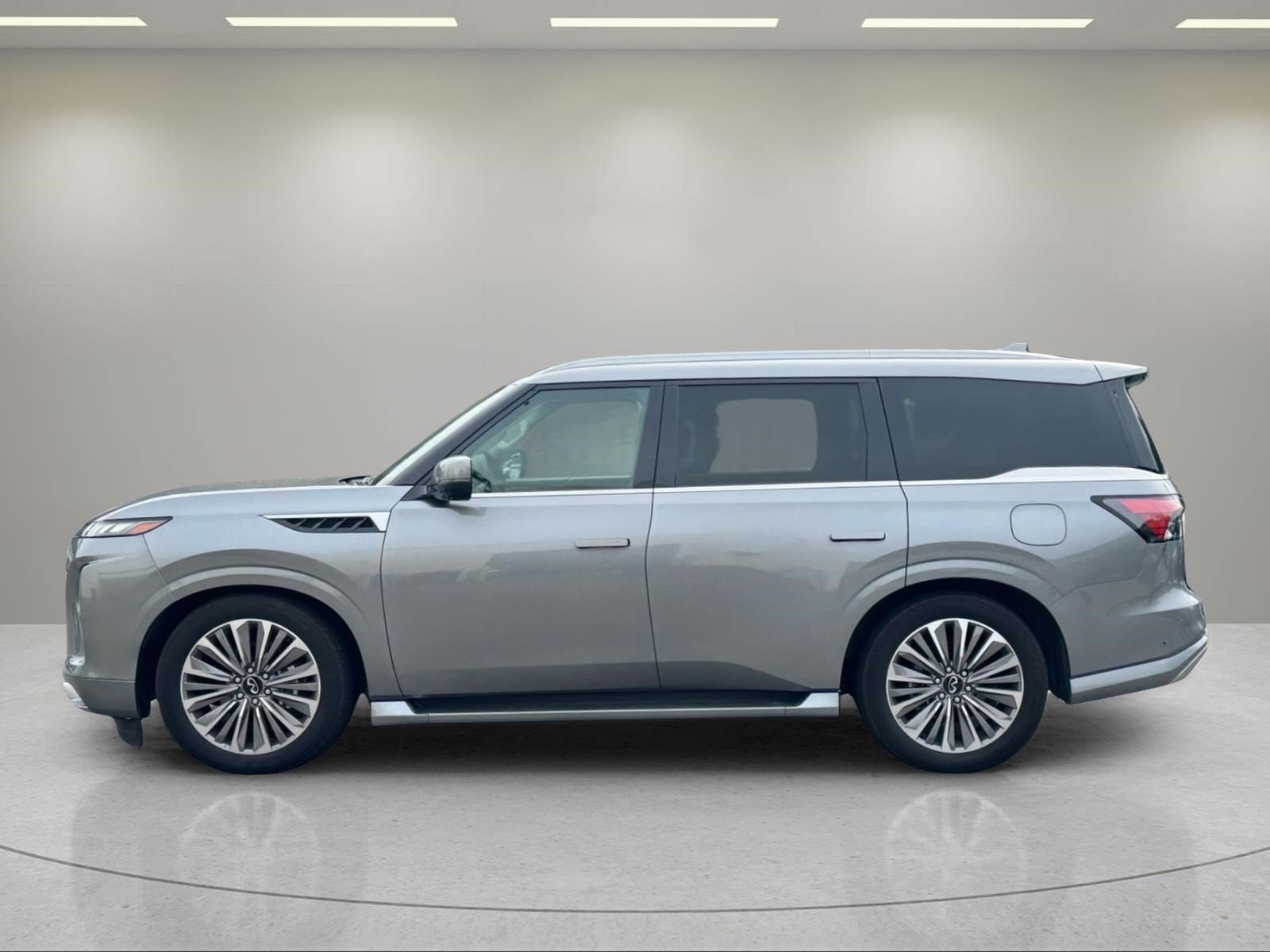 Used 2025 INFINITI QX80 Sensory AWD/4WD image 2