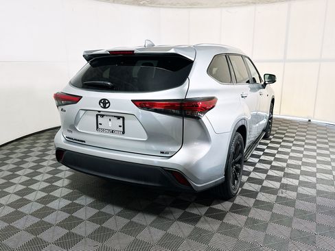 Used 2023 Toyota Highlander XLE FWD image 3