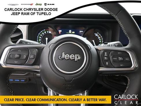 Used 2025 Jeep Wrangler Sahara image 13