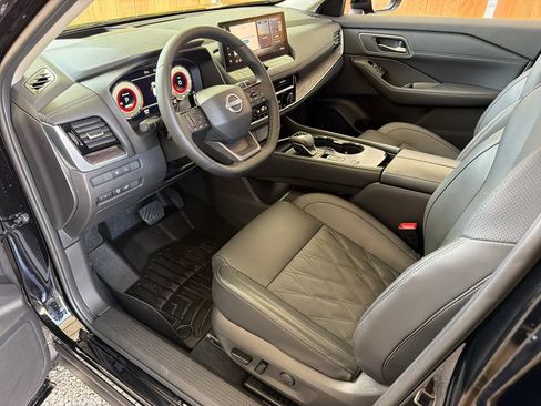 Used 2025 Nissan Rogue Platinum w/ Platinum Premium Package FWD image 2