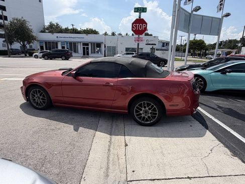 Used 2013 Ford Mustang Premium RWD image 9