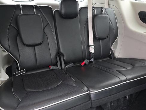Used 2023 Chrysler Pacifica Limited FWD image 11