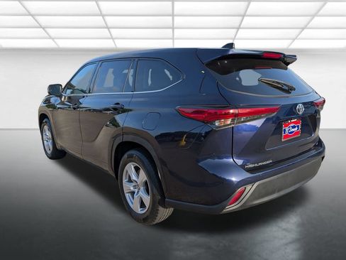 Used 2022 Toyota Highlander LE FWD image 2