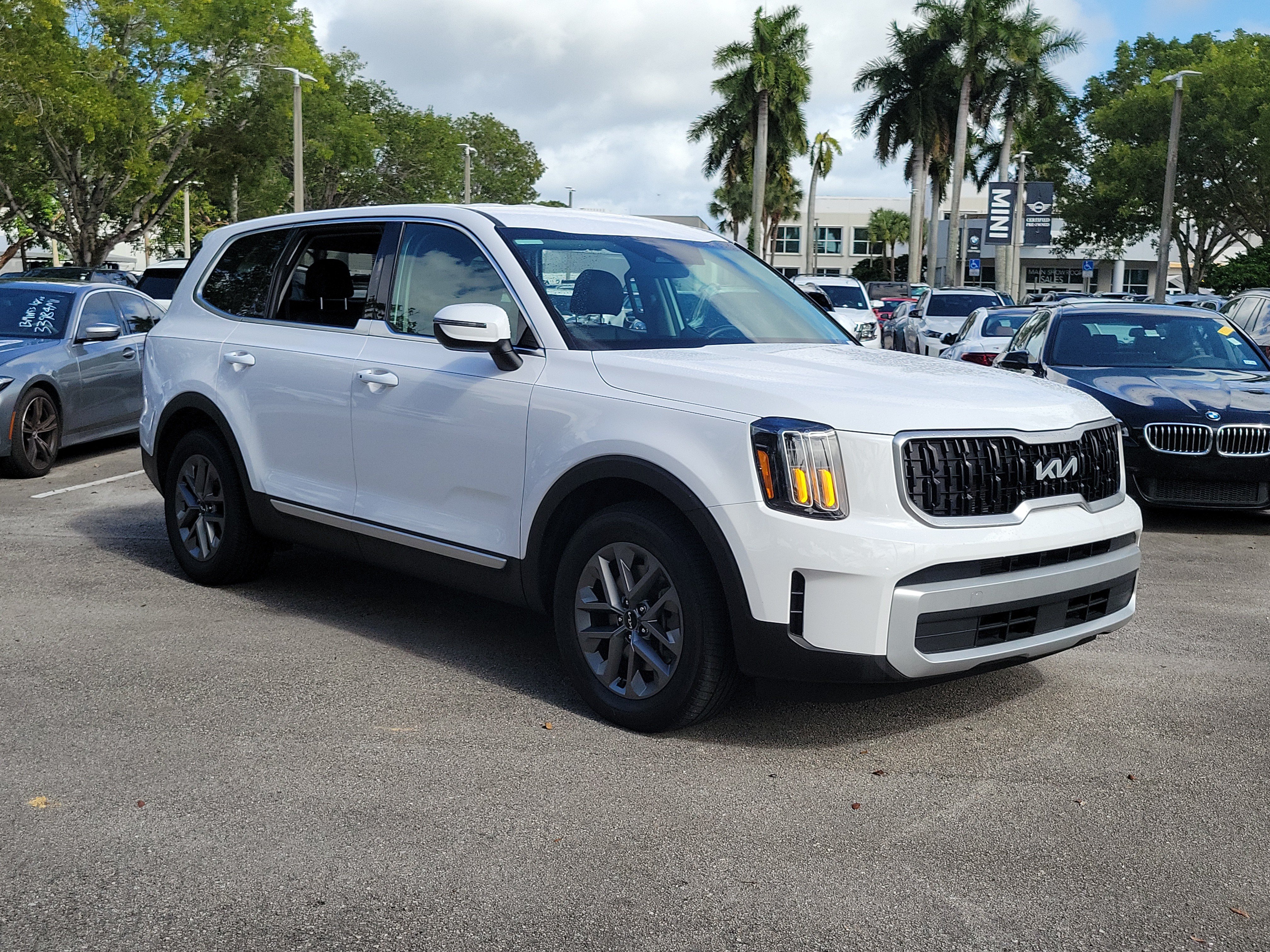 Used 2024 Kia Telluride LX FWD image 1