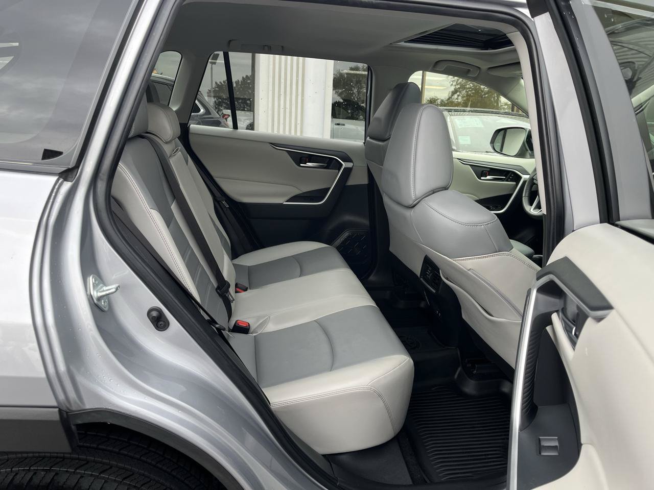 Used 2020 Toyota RAV4 XLE Premium AWD/4WD image 20