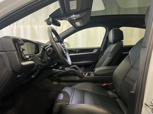 Certified 2025 Porsche Cayenne Coupe image 5