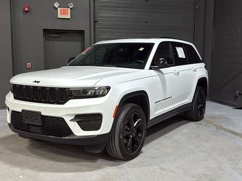 Used 2022 Jeep Grand Cherokee Altitude AWD/4WD image 3