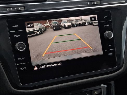 Used 2021 Volkswagen Tiguan SE w/ Panoramic Sunroof Package image 17