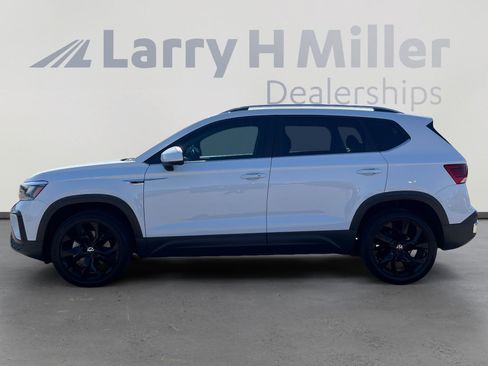 Used 2023 Volkswagen Taos SE w/ Panoramic Sunroof Package FWD image 2