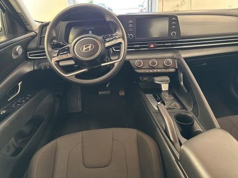Used 2025 Hyundai Elantra SE FWD image 15