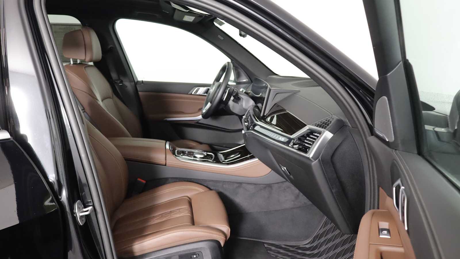 Used 2025 BMW X5 xDrive50e w/ Premium Package AWD/4WD image 10