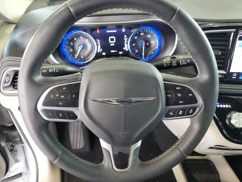 Used 2023 Chrysler Pacifica Touring-L w/ Uconnect Theater Family Group FWD image 23