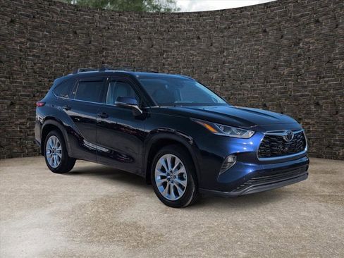 Used 2021 Toyota Highlander Limited image 2