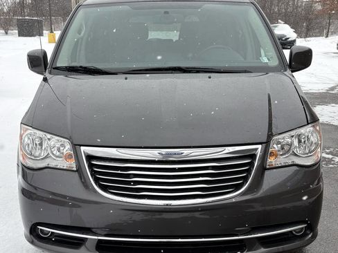 Used 2016 Chrysler Town & Country Touring image 2
