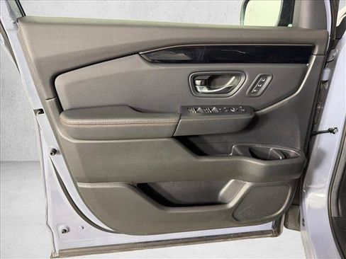 Used 2025 Honda Pilot TrailSport image 11