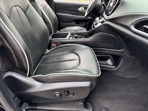 Used 2025 Chrysler Pacifica Limited FWD image 11