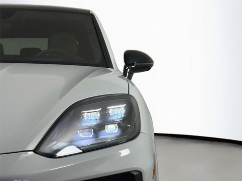 Certified 2025 Porsche Cayenne Turbo AWD/4WD image 15