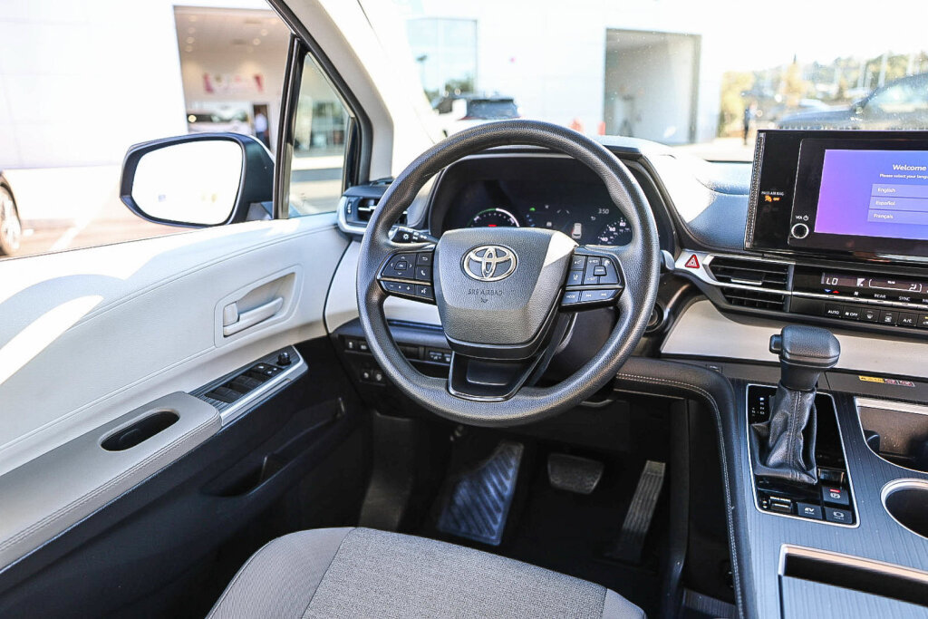 Used 2025 Toyota Sienna LE FWD image 4