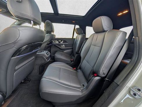 Used 2025 Mercedes-Benz GLS 580 4MATIC image 29