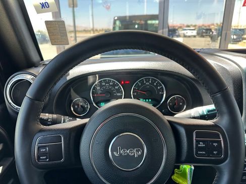 Used 2017 Jeep Wrangler Unlimited Rubicon w/ Cold Weather Group AWD/4WD image 16