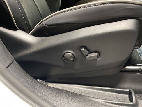Used 2026 Chrysler Pacifica Limited FWD image 10