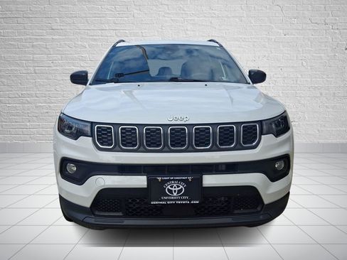 Used 2024 Jeep Compass Latitude AWD/4WD image 2