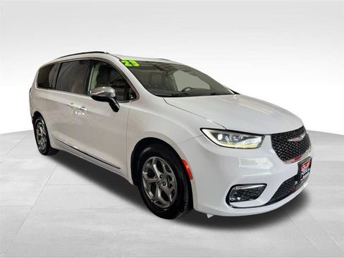 Used 2023 Chrysler Pacifica Limited FWD image 3