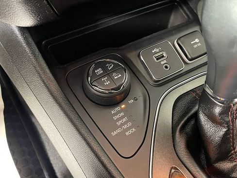 Used 2019 Jeep Cherokee Trailhawk AWD/4WD image 10