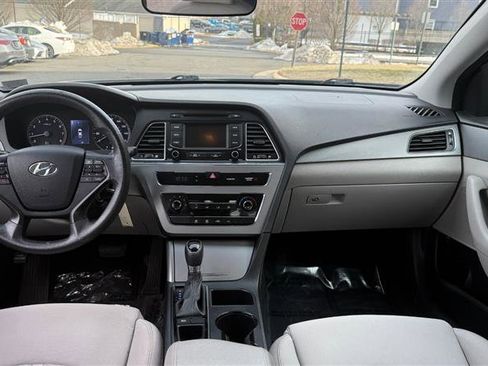 Used 2015 Hyundai Sonata SE w/ Option Group 02 image 17