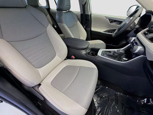 Used 2022 Toyota RAV4 XLE Premium FWD image 15
