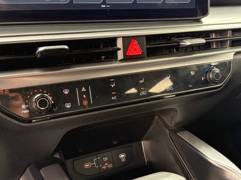 Certified 2025 Kia Sorento LX FWD image 28