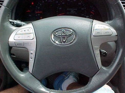 Used 2011 Toyota Camry XLE w/ SE/XLE Extra-Value Pkg FWD image 28