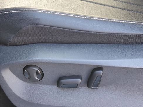 Used 2023 Volkswagen Tiguan SE R-Line image 14